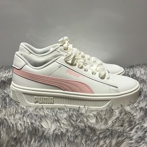 White and pink pumas